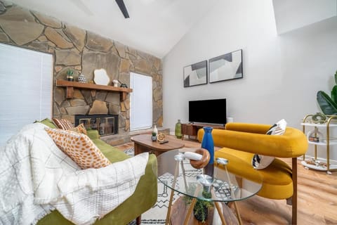 Heritage Haus - Luxe 2BR w Deck, Pets OK, Wi-fi, Near Marietta Sq Apartment in Marietta