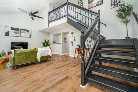 Heritage Haus - Luxe 2BR w Deck, Pets OK, Wi-fi, Near Marietta Sq Apartment in Marietta