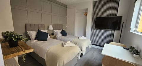 Bed, TV and multimedia, Photo of the whole room, Bedroom, towels