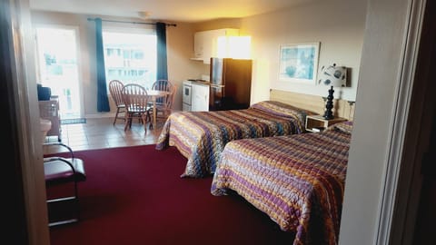 Bed, Kitchen or kitchenette, Photo of the whole room, Dining area