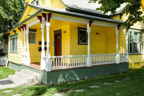 Facade/entrance, Area and facilities