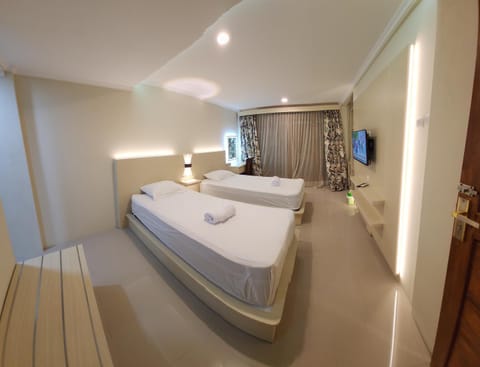 Bed, TV and multimedia, Photo of the whole room, Bedroom