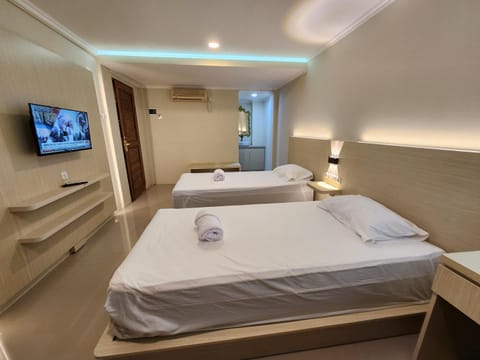 Bed, TV and multimedia, Photo of the whole room, Bedroom