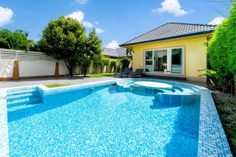 Property building, Garden, Balcony/Terrace, Swimming pool, sunbed