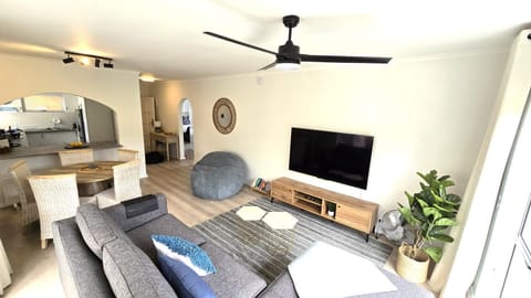 Communal lounge/ TV room, TV and multimedia, Living room, Dining area