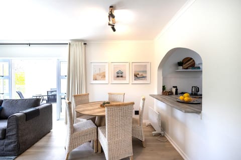 Seating area, Dining area