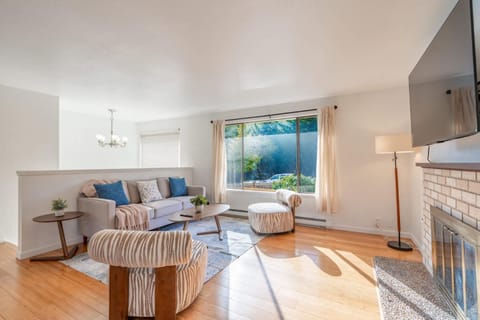 Pet-friendly 4BR Seattle Retreat with Fenced Yard House in Seattle