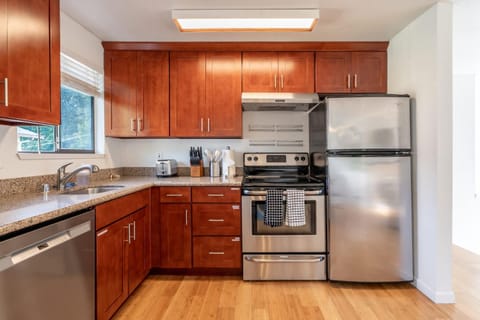 Pet-friendly 4BR Seattle Retreat with Fenced Yard House in Seattle