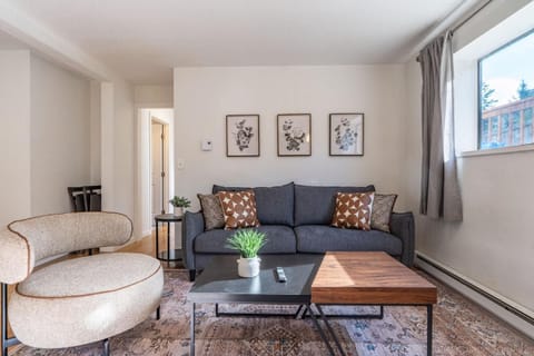 Pet-friendly 4BR Seattle Retreat with Fenced Yard House in Seattle