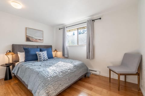 Pet-friendly 4BR Seattle Retreat with Fenced Yard House in Seattle