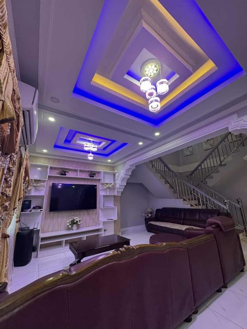 TV and multimedia, Living room, Seating area, Evening entertainment