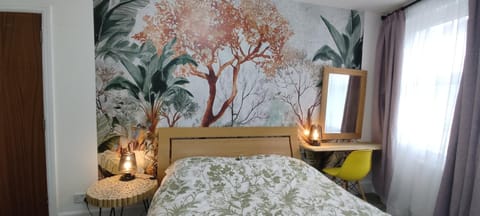 Cheltenham town centre with parking space House in Cheltenham