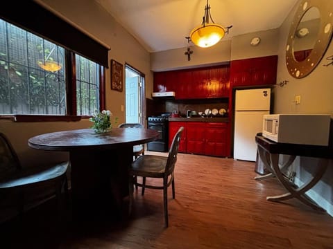 Restaurant/places to eat, Kitchen or kitchenette, Dining area, minibar, oven, pet friendly, stove, toaster