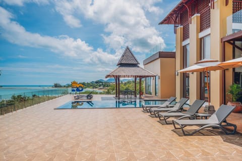 Property building, Pool view, Sea view, Swimming pool, sunbed