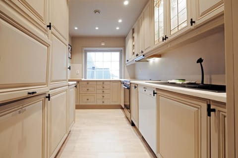 Reinebringen Trail House House in Lofoten