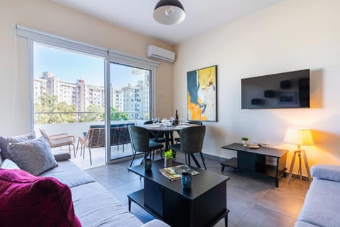 TV and multimedia, Living room, Seating area, Dining area, air conditioner