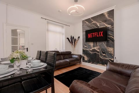 TV and multimedia, Living room, Seating area, Dining area
