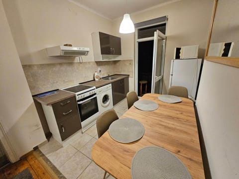 Kitchen or kitchenette, Dining area, oven, stove