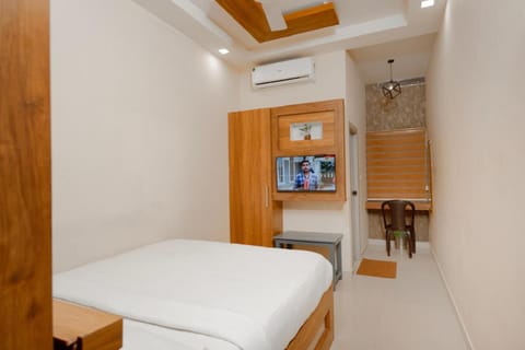 Bed, Photo of the whole room, air conditioner