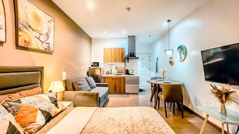 Bed, TV and multimedia, Kitchen or kitchenette, Living room, Photo of the whole room, Seating area, Dining area, Bedroom