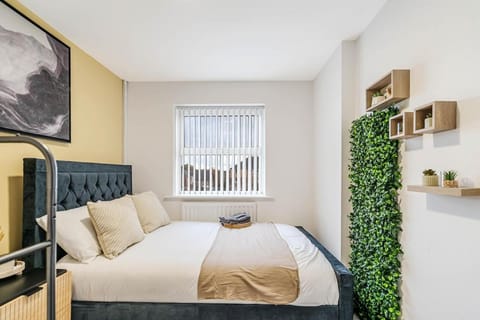 Family & Contractors Retreat Villa in The Royal Town of Sutton Coldfield