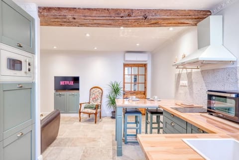 Kitchen or kitchenette, Dining area, oven