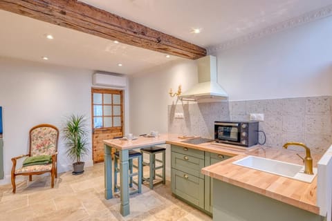 Kitchen or kitchenette, Dining area, stove