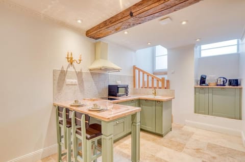 Coffee/tea facilities, Kitchen or kitchenette, Dining area, stove