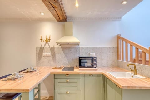 Kitchen or kitchenette, Dining area, stove