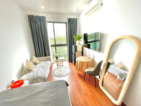 Bed, TV and multimedia, Living room, Photo of the whole room