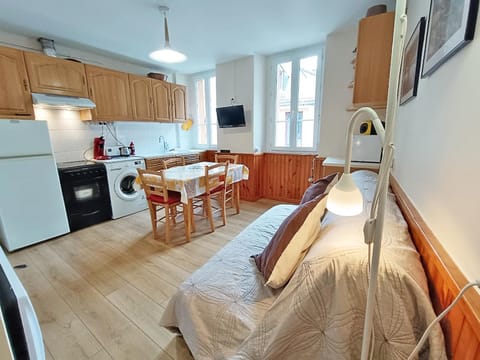 TV and multimedia, Kitchen or kitchenette, Living room, oven, stove