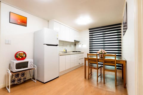 Kitchen or kitchenette, Dining area, minibar