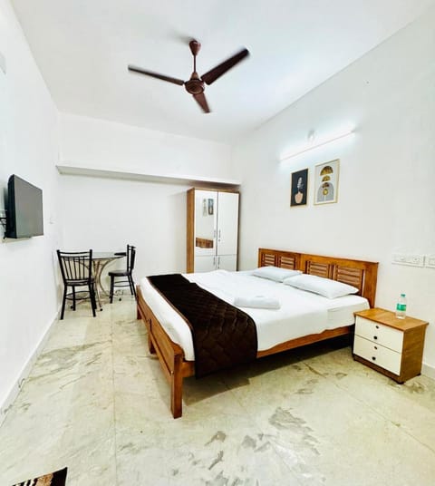 Communal lounge/ TV room, Bed, TV and multimedia, Photo of the whole room, Bedroom