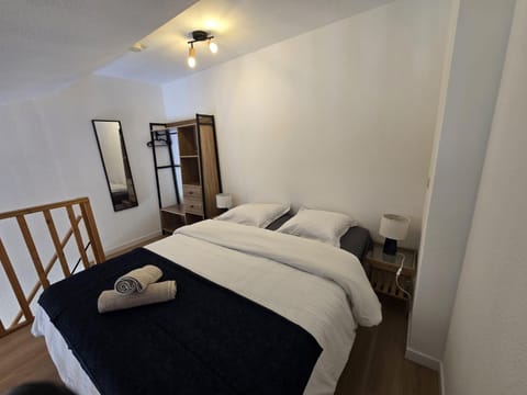 Bed, Bedroom, towels