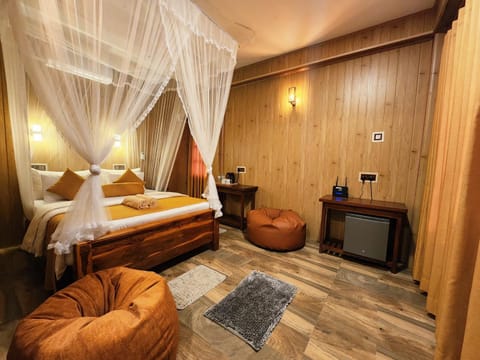 Bed, Photo of the whole room, Seating area, Bedroom