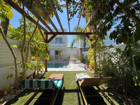 Garden, Swimming pool, sunbed