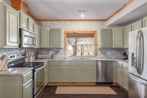 Fitzhugh Lodge - Pool, Poker, Pickleball, Sleeps 16 House in Rio Grande