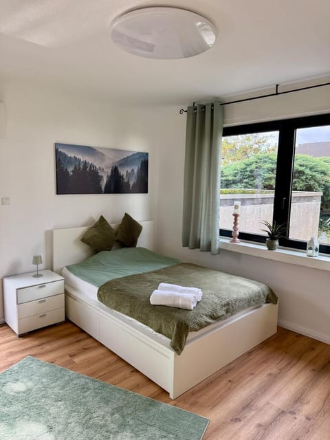 Bed, Bedroom, towels