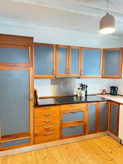 Coffee/tea facilities, Kitchen or kitchenette, stove