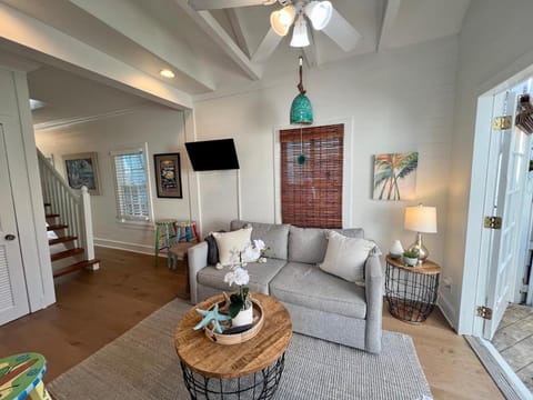 Seaport Serenity Cottage - Quiet and Quaint House in Key West