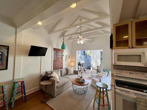 Seaport Serenity Cottage - Quiet and Quaint House in Key West