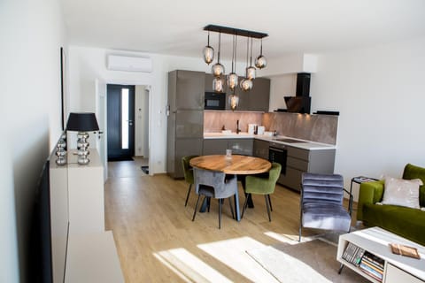 TV and multimedia, Kitchen or kitchenette, Living room, Seating area, Dining area