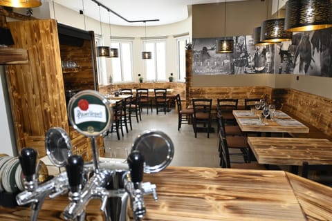 Restaurant/places to eat, Lounge or bar