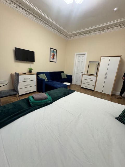 Communal lounge/ TV room, Bed, TV and multimedia, Living room, Decorative detail, Bedroom