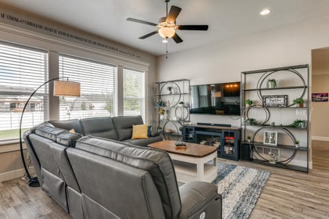 Year-Round Outdoor Fun Spacious Retreat in Iona House in Idaho