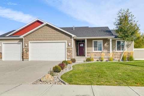 Year-Round Outdoor Fun Spacious Retreat in Iona House in Idaho
