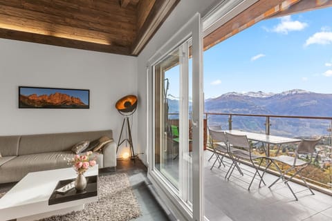 Day, Natural landscape, View (from property/room), Balcony/Terrace, Living room, Dining area, Mountain view, furniture