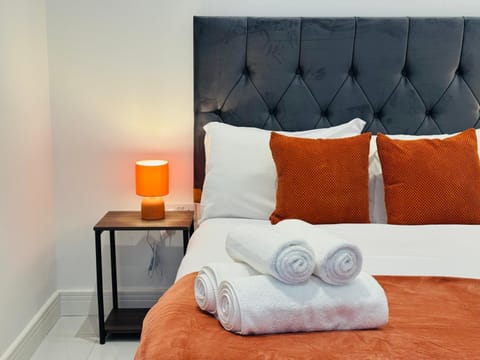 Bed, Photo of the whole room, Bedroom, towels