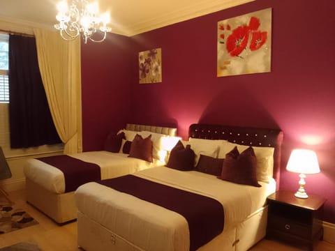 2 Bedroom apartment, sleep 7, Executive suite, Ideal for contractors, family and group, free parking, by home away at Ideal home & cottage Apartment in Birmingham