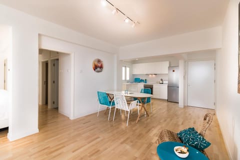 BBQ facilities, Coffee/tea facilities, Kitchen or kitchenette, Seating area, Communal kitchen, Sea view